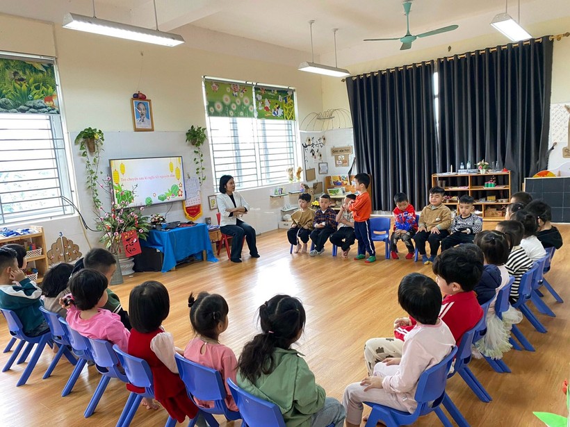 Trẻ tại Trường Mầm non An Khánh B (Hoài Đức, Hà Nội) hào hứng kể cho cô về những nơi mình được đi chơi trong dịp nghỉ Tết.