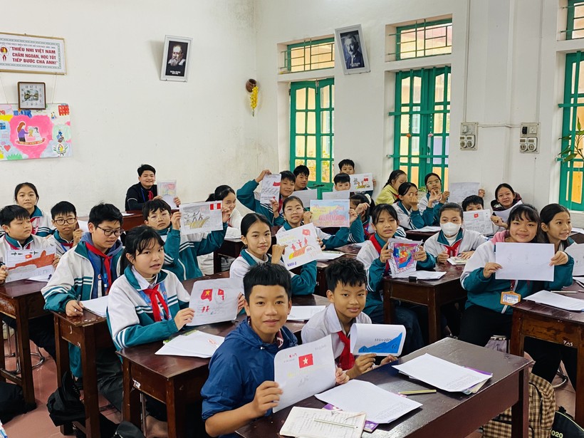 Học sinh Trường THCS Hải Xuân tích cực tham gia cuộc thi sưu tập và tìm hiểu về tem bưu chính về chủ đề 70 năm chiến thắng lịch sử Điện Biên Phủ.