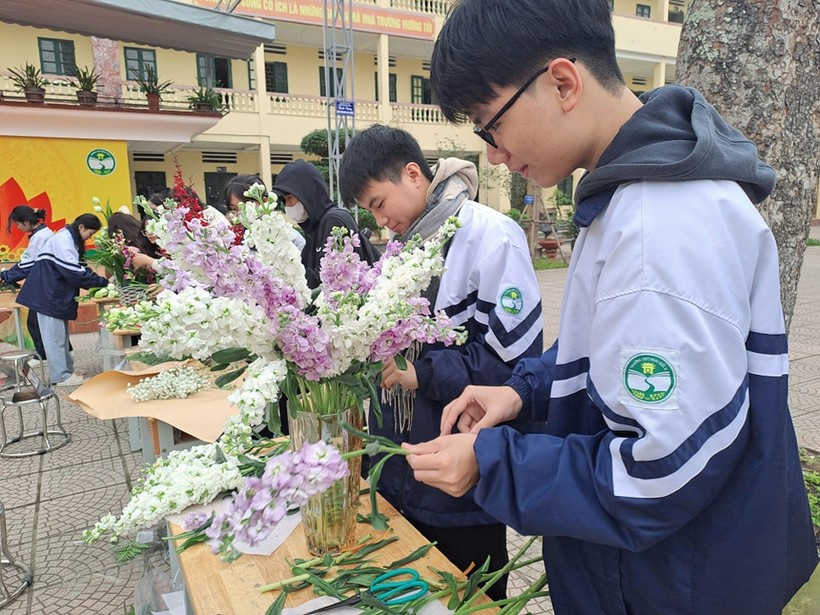 Các nam sinh Trường THPT Hoài Đức B cũng tự tay cắt và cắm từng giỏ hoa dự thi.