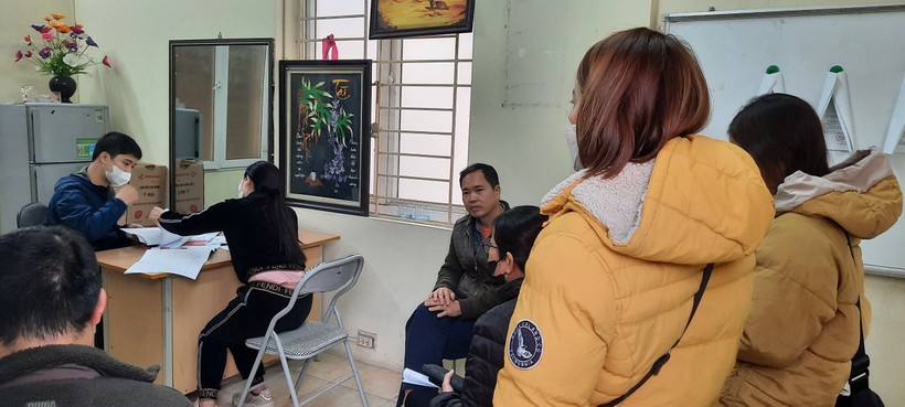 Phụ huynh tới nộp hồ sơ dự tuyển vào Trường THPT Lê Lợi, Hà Đông.