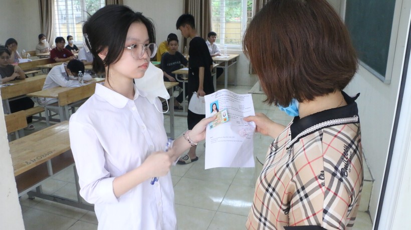 Học sinh tham dự kỳ thi tuyển sinh vào lớp 10 năm 2023 tại Hà Nội.
