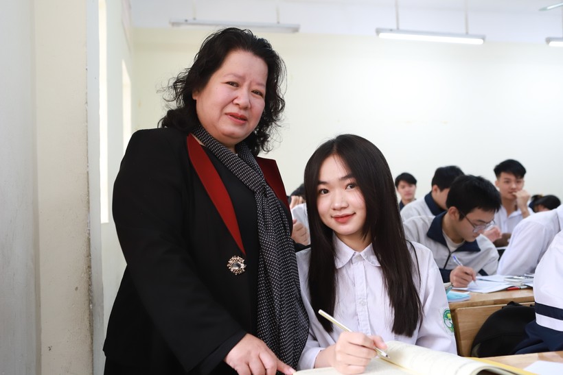 Cô Nguyễn Hằng Nga trong giờ Ngữ văn tại Trường THPT Hoài Đức B, Hà Nội. Ảnh: Đình Tuệ. 