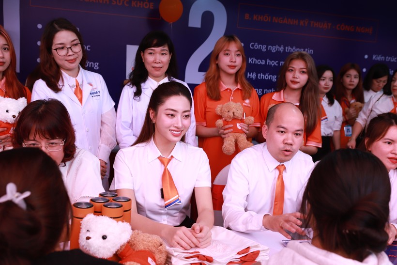 Hoa hậu Lương Thùy Linh - Đại sứ thương hiệu, giảng viên trợ giảng của Trường ĐH Đại Nam trực tiếp giải đáp thắc mắc của thí sinh về công tác tuyển sinh năm 2024 tại trường.