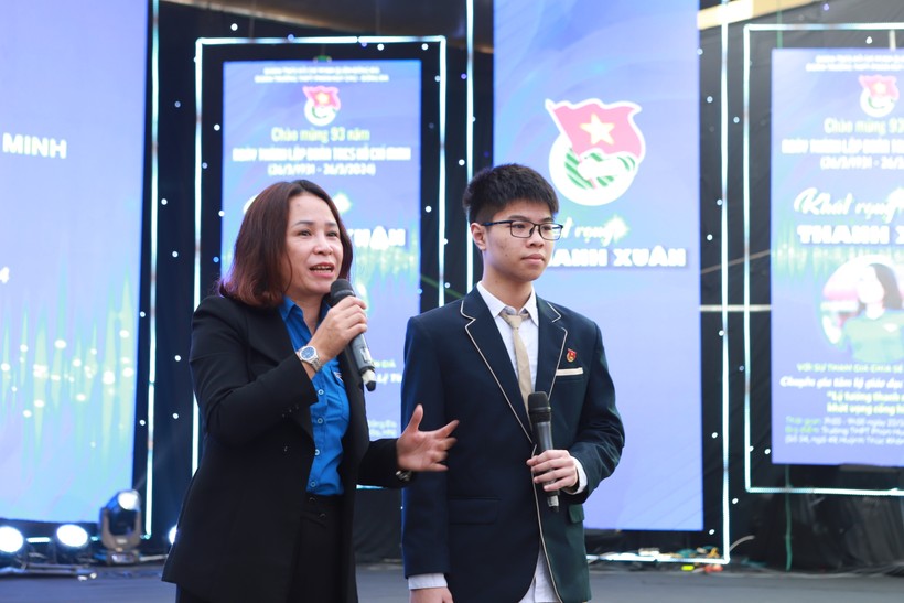 Diễn giả Nguyễn Lệ Thủy lắng nghe chia sẻ của học sinh về ước mơ trở thành một sĩ quan An ninh để bảo vệ Tổ quốc.