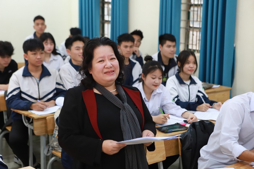 Cô Nguyễn Hằng Nga trong giờ dạy Ngữ văn tại Trường THPT Hoài Đức B (Hà Nội). Ảnh: Đình Tuệ.