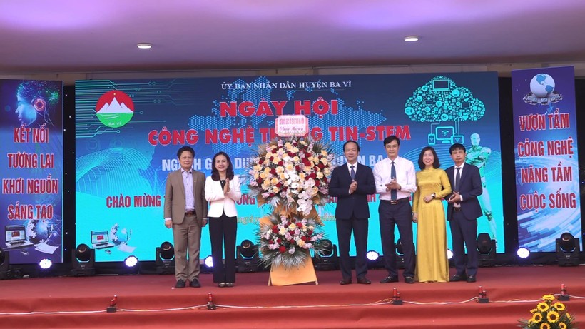 Các đại biểu tặng hoa chúc mừng ngày hội cho lãnh đạo huyện Ba Vì.