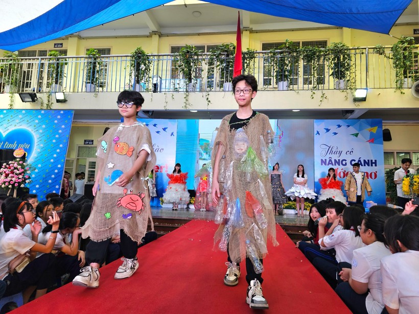 Những bộ trang phục tái chế do học sinh khối 6, 7 trình diễn với thông điệp bảo vệ môi trường.