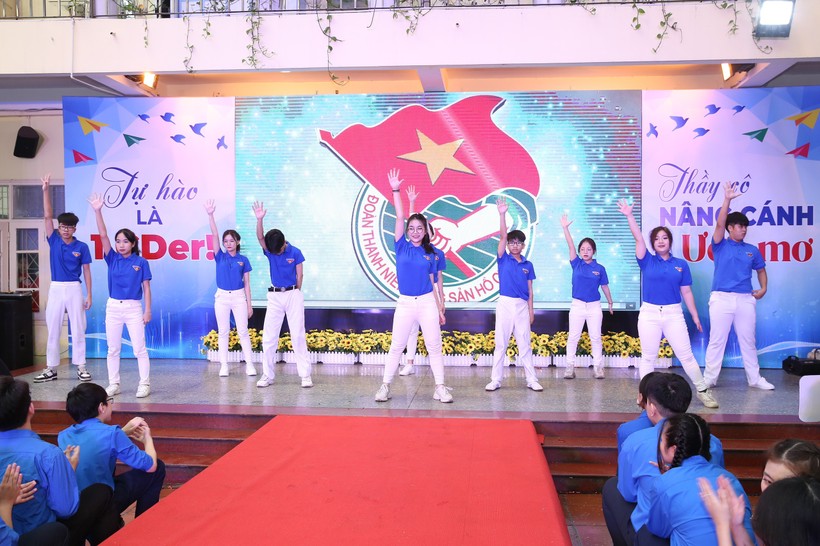 Chương trình Ngày hội Tiến bước lên Đoàn được tổ chức tại Trường THCS Chương Dương, Hoàn Kiếm, Hà Nội. 