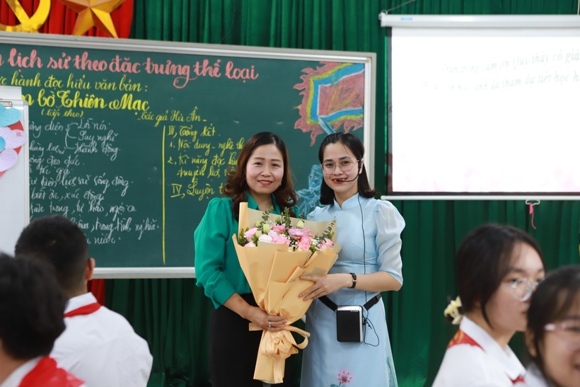 Cô Trần Thị Lệ Hà (trái) - Hiệu trưởng Trường THCS Phú La tặng hoa chúc mừng thành công của tiết dạy chuyên đề do cô Nguyễn Thị Thu Thủy đứng lớp. 