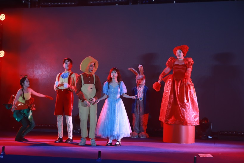 Vở nhạc kịch mang tên “Alice in music box” được biểu diễn bởi các diễn viên không chuyên nhưng lắng đọng cảm xúc với khán giả về thông điệp ý nghĩa.
