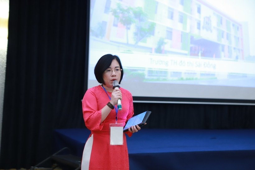 Cô Lê Thị Thu Hường, Hiệu trưởng Trường Tiểu học Đô thị Sài Đồng trao đổi tại hội thảo.