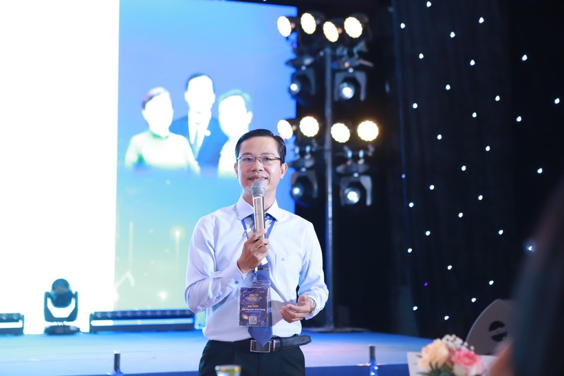 Thầy Trần Nguyễn Khái Hưng - Hiệu trưởng Trường THPT Võ Thành Trinh, An Giang chia sẻ ý kiến với các đại biểu.