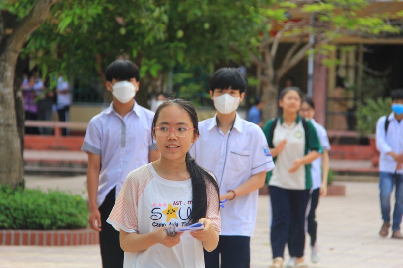Thí sinh tham dự kỳ thi tuyển sinh vào lớp 10 THPT chuyên Lê Hồng Phong, tỉnh Nam Định năm 2023. 