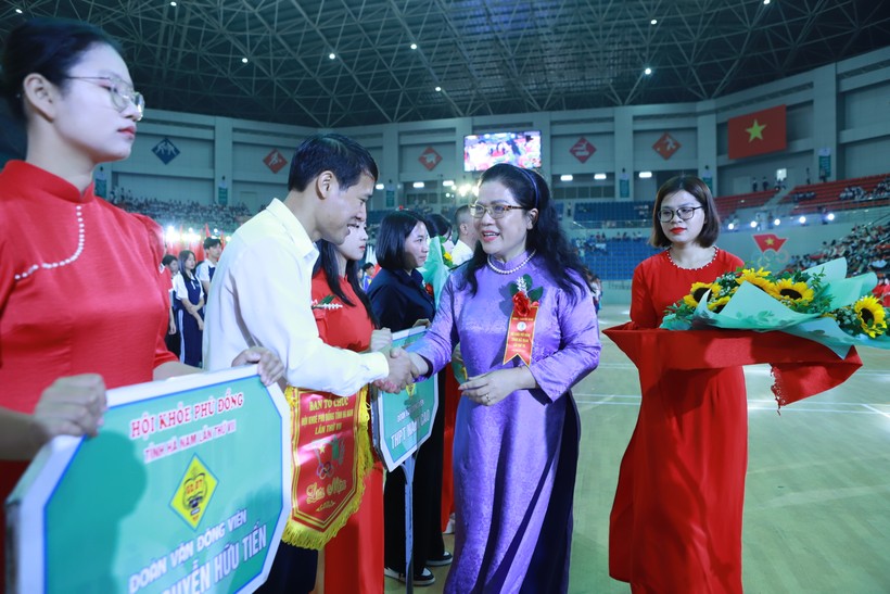 Thứ trưởng Bộ GD&ĐT Nguyễn Thị Kim Chi tặng hoa chúc mừng các đoàn tham dự Hội khỏe Phù Đổng tỉnh Hà Nam lần thứ VII năm 2024. 