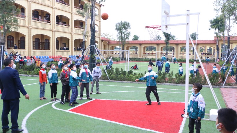 Trường Tiểu học Trực Cường, huyện Trực Ninh là một trong số các trường tại Nam Định được đầu tư đầy đủ cả sân thể thao, bể bơi trong nhà cho học sinh tập luyện. Ảnh: Đình Tuệ.