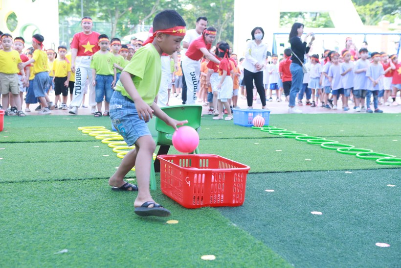 Trẻ tham gia trò chơi chuyển bóng nối tiếp.