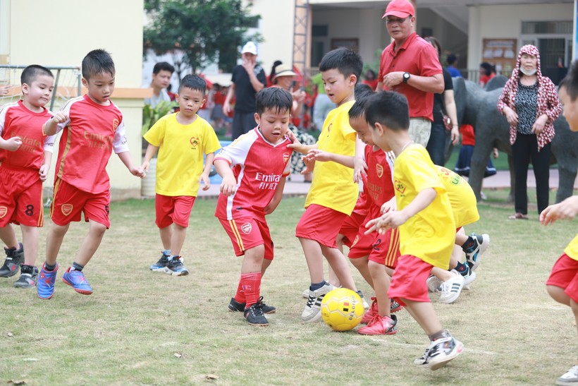 Trẻ khối 5 tuổi hào hứng tham gia trận chung kết môn Bóng đá. 