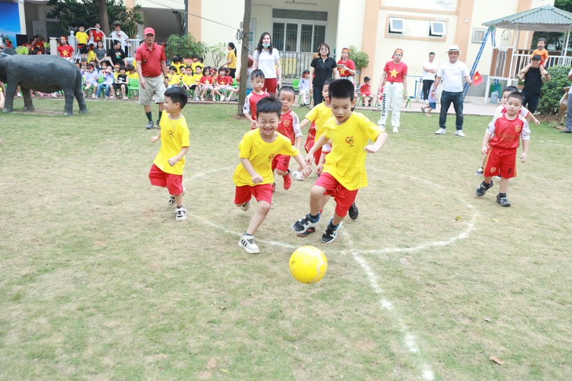 Trận chung kết bóng đá dành cho khối 5 tuổi thu hút đông khán giả cổ vũ.