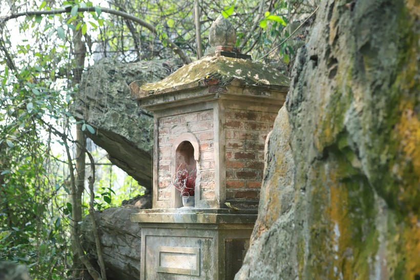 Một ngôi tháp nhỏ thờ phụng các bậc tiền nhân gắn bó với ngôi chùa nằm gọn ở vách núi.