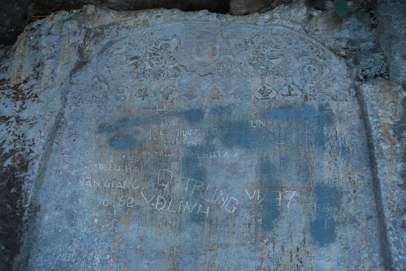 Ngay cạnh đó là một tấm bia đá có ghi thông tin về lịch sử ngôi chùa, rất tiếc đã bị một số người thiếu ý thức vẽ, thậm chí khắc chìm vào đá như hiện tại.