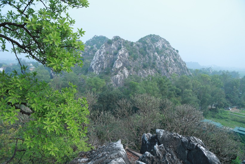 Từ trên đỉnh núi có thể thu gọn tầm nhìn thấy dãy núi Tử Trầm phía xa, hai bên phía dưới chân núi là hai hồ nước tự nhiên trong xanh quanh năm.