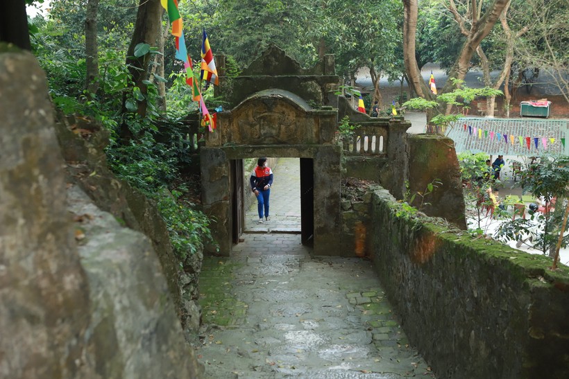 Dù khuôn viên không rộng nhưng cảnh đẹp hữu tình, chùa Vô Vi vẫn thu hút nhiều người dân và du khách tới hành hương vào các dịp lễ, tết.