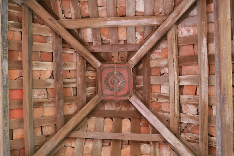 Nằm sát bên hông chùa chính là Lầu Nghinh Phong với 16 cột đá lớn nhỏ. Trên chóp mái có hình tượng âm dương Lạc Việt bên trong vòng bát quái. Do thời gian, có một số chi tiết gỗ ở trụ đá áp mái đã bị hư hỏng.