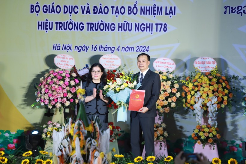 Thay mặt lãnh đạo Bộ GD&ĐT, Thứ trưởng Nguyễn Thị Kim Chi trao quyết định bổ nhiệm lại Hiệu trưởng Trường Hữu Nghị T78 cho thầy Lê Phú Thắng.