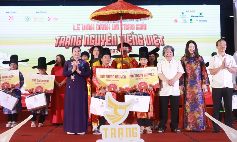 TS Trịnh Hoài Thu - Phó Vụ trưởng Vụ Giáo dục Tiểu học (Bộ GD&ĐT); GS Sử học Lê Văn Lan cùng đại diện BTC trao giải cho hai Trạng Nguyên của cuộc thi năm nay.