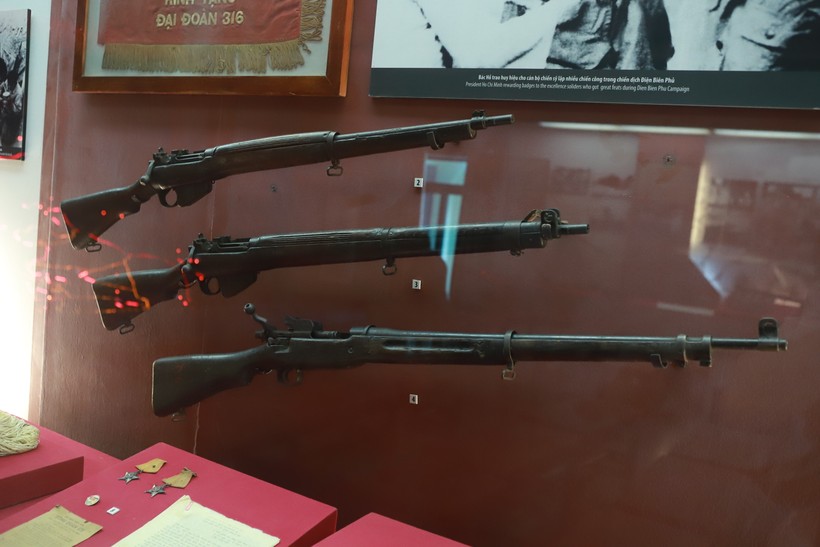 Súng trường (ảnh trái); xẻng, cuốc chim, đàn (ảnh phải) được quân dân ta sử dụng trong chiến dịch Điện Biên Phủ.