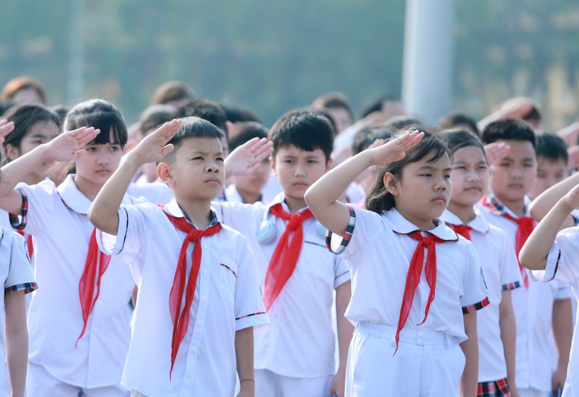 Các em học sinh tiêu biểu của Trường Tiểu học Bắc Lệnh đứng trang nghiêm làm lễ chào cờ trước Lăng Chủ tịch Hồ Chí Minh.
