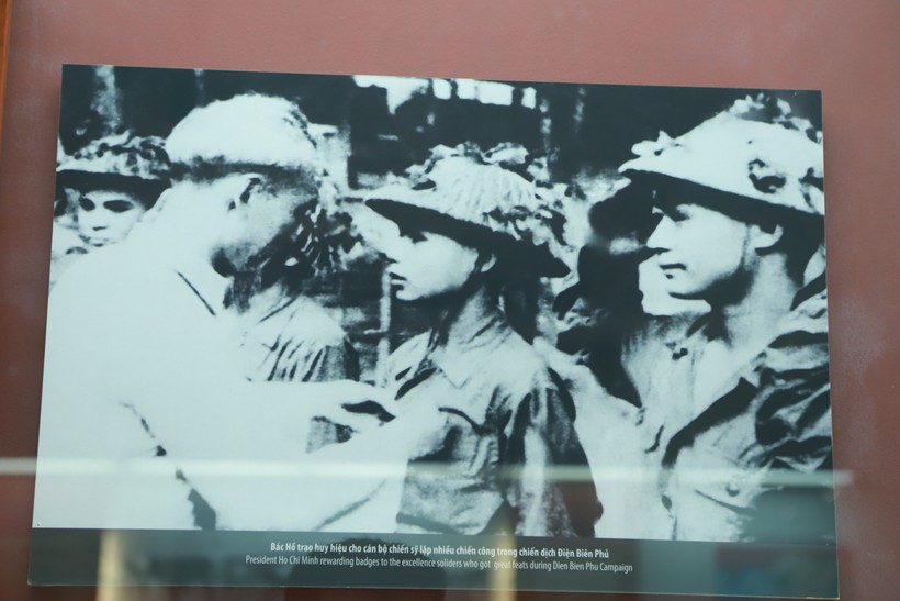 Chủ tịch Hồ Chí Minh trao tặng Huy hiệu chiến sĩ Điện Biên lập thành tích tốt trong chiến dịch Điện Biên Phủ.
