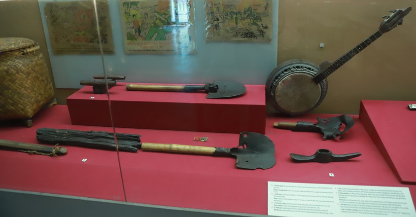 Súng trường (ảnh trái); xẻng, cuốc chim, đàn (ảnh phải) được quân dân ta sử dụng trong chiến dịch Điện Biên Phủ.