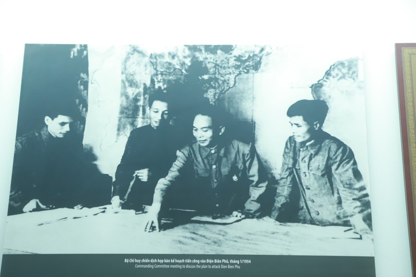 Chủ tịch Hồ Chí Minh và Ban Thường vụ Trung ương Đảng họp quyết định mở chiến dịch Điện Biên Phủ, tháng 12/1953 (ảnh trái); Bộ Chỉ huy chiến dịch họp bàn kế hoạch tiến công vào Điện Biên Phủ, tháng 1/1954 (ảnh phải).