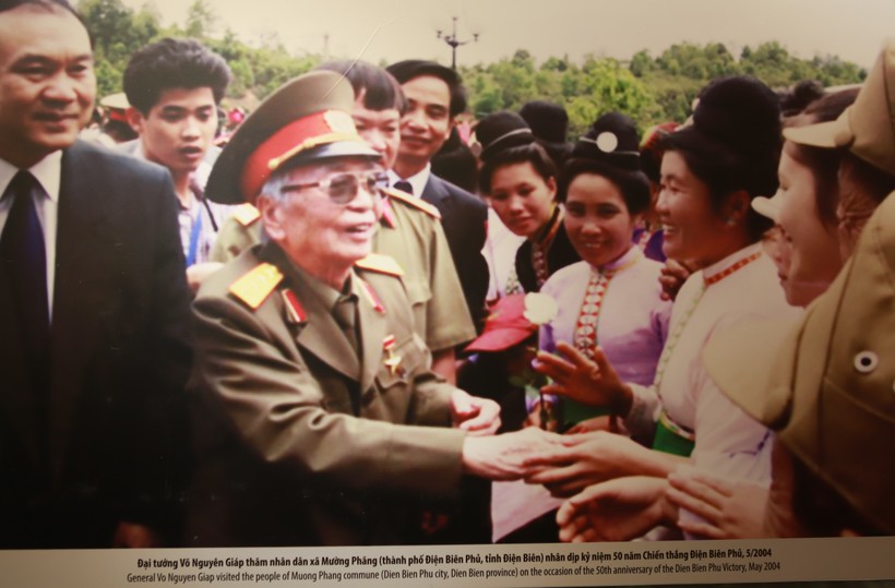 Hình ảnh Đại tướng Võ Nguyên Giáp về thăm lại chiến trường Điện Biên Phủ vào năm 2004.