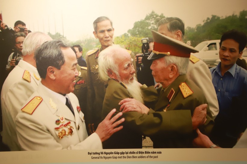 Hình ảnh Đại tướng Võ Nguyên Giáp về thăm lại chiến trường Điện Biên Phủ vào năm 2004.