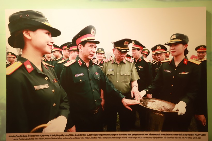 Hình ảnh của Bộ trưởng Bộ Quốc Phòng - Đại tướng Phan Văn Giang và Bộ trưởng Bộ Công an - Đại tướng Tô Lâm tới động viên các lực lượng tham gia hợp luyện diễu binh, diễu hành chuẩn bị cho Đại lễ 70 năm Chiến thắng Điện Biên Phủ, tháng 4/2024.