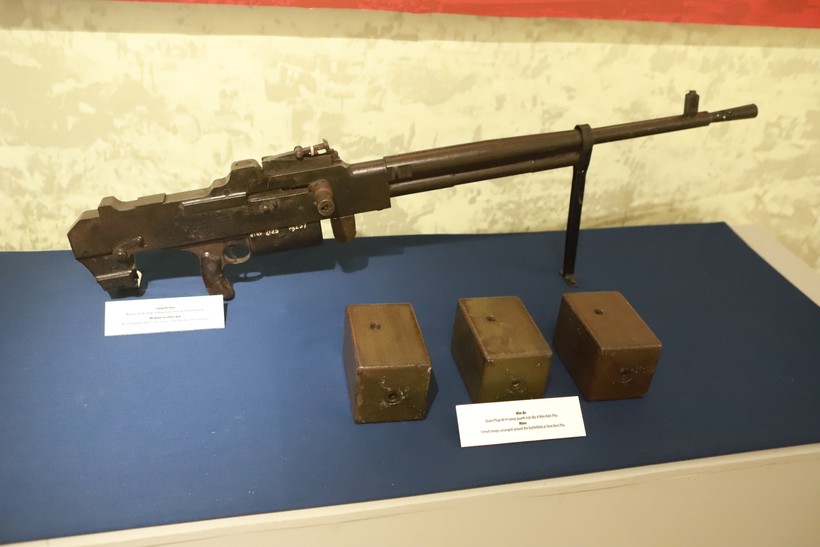 Súng đại liên và mìn đe - những vũ khí được quân Pháp sử dụng tại mặt trận Điện Biên Phủ.