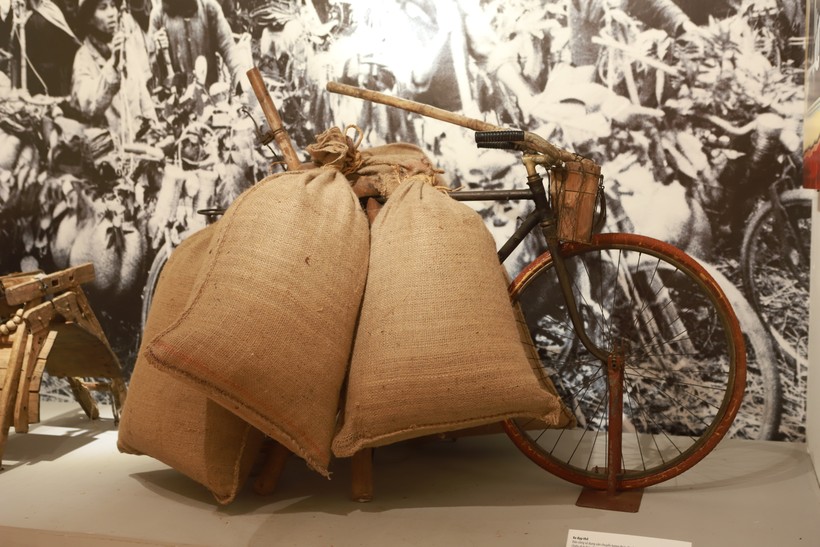 Chiếc xe đạp thồ được các dân công sử dụng để vận chuyển lương thực vào trận địa phục vụ chiến dịch Điện Biên Phủ.