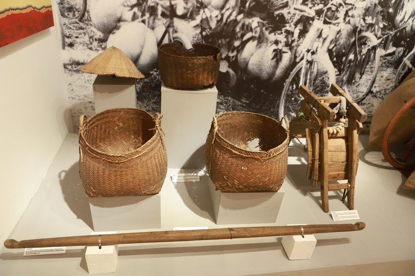 Những vật dụng quen thuộc của đồng bào các dân tộc Tây Bắc như gùi, đòn gánh, ghế thồ ngựa, nón lá dùng để vận chuyển lương thực vào trận địa.