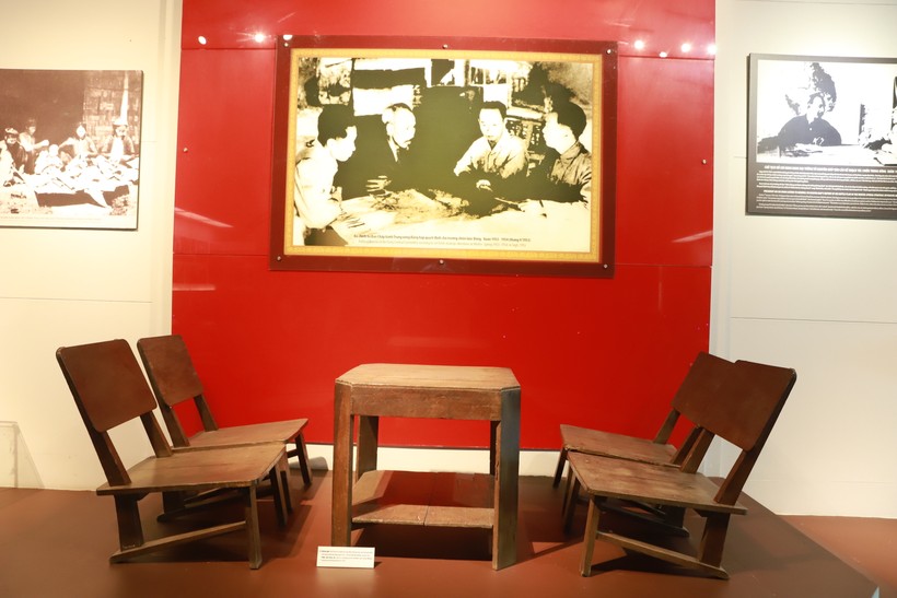 Bộ bàn ghế đơn sơ này đã được Bộ Chính trị và Quân ủy Trung ương đã sử dụng trong cuộc họp quyết định chủ trương, chiến lược Đông Xuân 1953-1954 tại Chiến khu Việt Bắc tháng 9/1953.