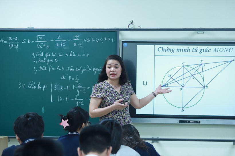 Cô Đặng Thị Hương trong giờ dạy Toán tại lớp 9A02, Trường THCS Thái Thịnh.
