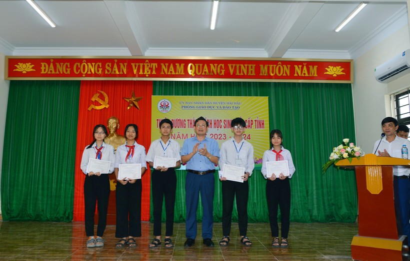 Ông Vũ Thế Hưng - Trưởng Phòng GD&ĐT Hải Hậu trao thưởng cho các em học sinh đạt thành tích cao tại kỳ thi HSG cấp tỉnh năm 2024.