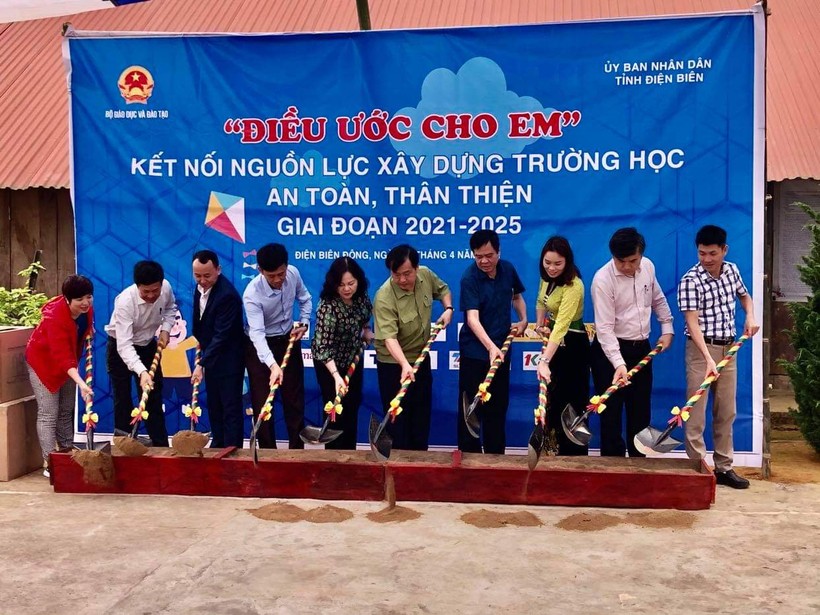Thứ trưởng Ngô Thị Minh cùng đoàn công tác động thổ công trình nhà vệ sinh tại trường Mầm non Sa Dung, xã Sa Dung, Điện Biên Đông.