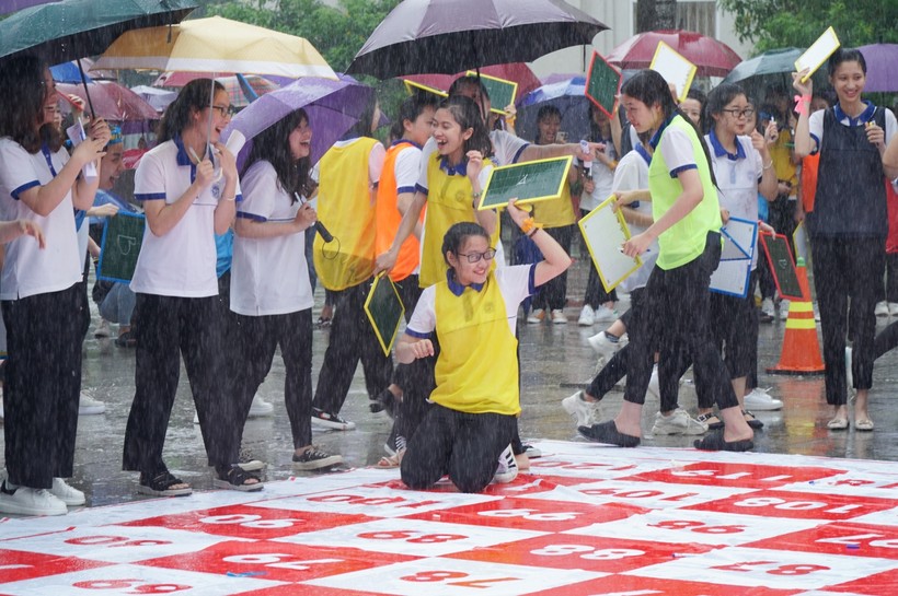 Sinh viên Trường ĐH Vinh đội mưa tham gia thi "Ngày hội Kế toán" - hưởng ứng tháng rèn nghề.