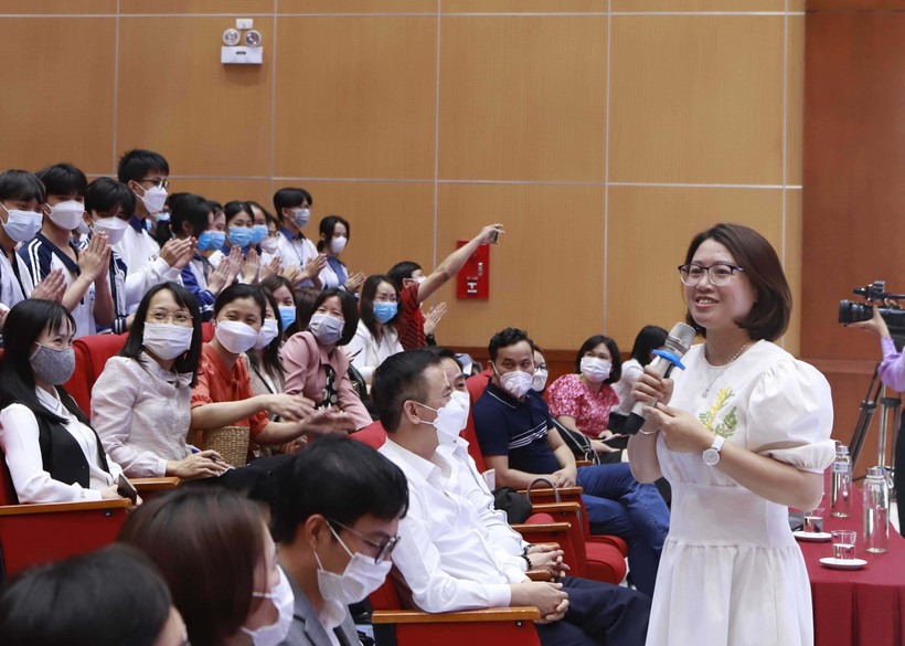 Tiến sĩ Nguyễn Thị Thắm truyền tải kiến thức đến giáo viên và học sinh.