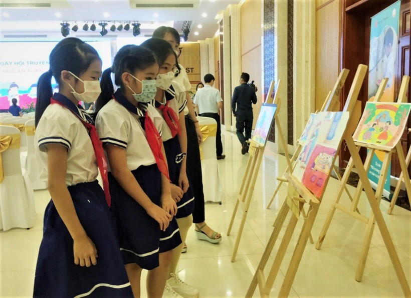 Nhiều tác phẩm bằng tranh vẽ, truyện ngắn, các tiết mục kịch... được các em học sinh trên địa bàn Quảng Bình mang đến ngày hội.