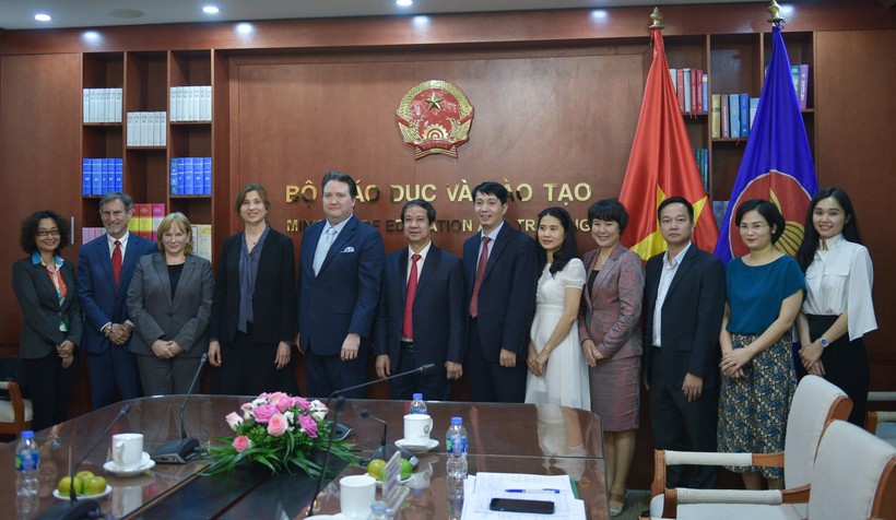 Bộ trưởng Bộ Giáo dục và Đào tạo Nguyễn Kim Sơn tiếp, làm việc với ngài Marc Knapper, Đại sứ Hoa Kỳ tại Việt Nam.