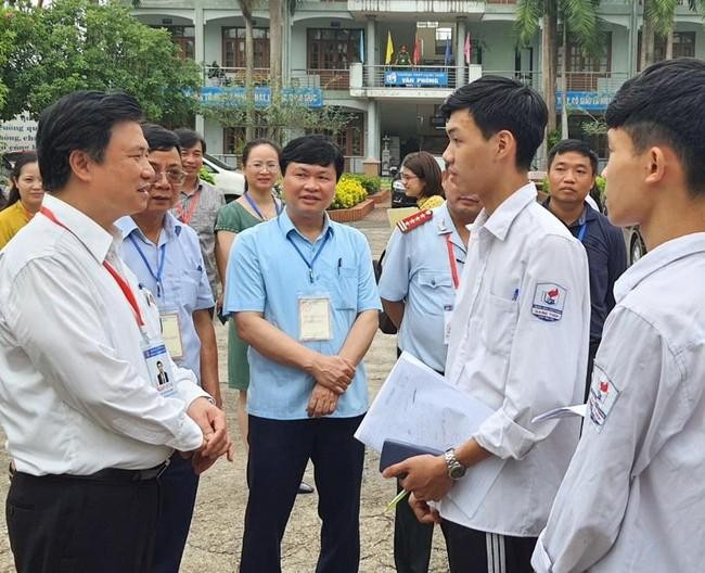 Thứ trưởng Nguyễn Hữu Độ chia sẻ, động viên các thí sinh sau khi thi xong bài thi Toán - chiều 7/7.