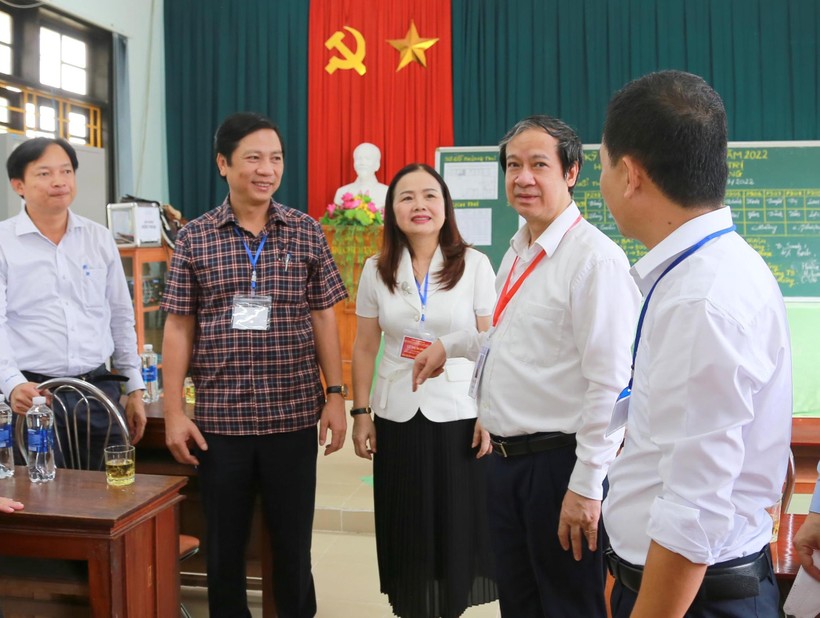 Bộ trưởng Nguyễn Kim Sơn động viên các cán bộ làm nhiệm vụ coi thi tại điểm thi Trường THPT Hải Lăng.